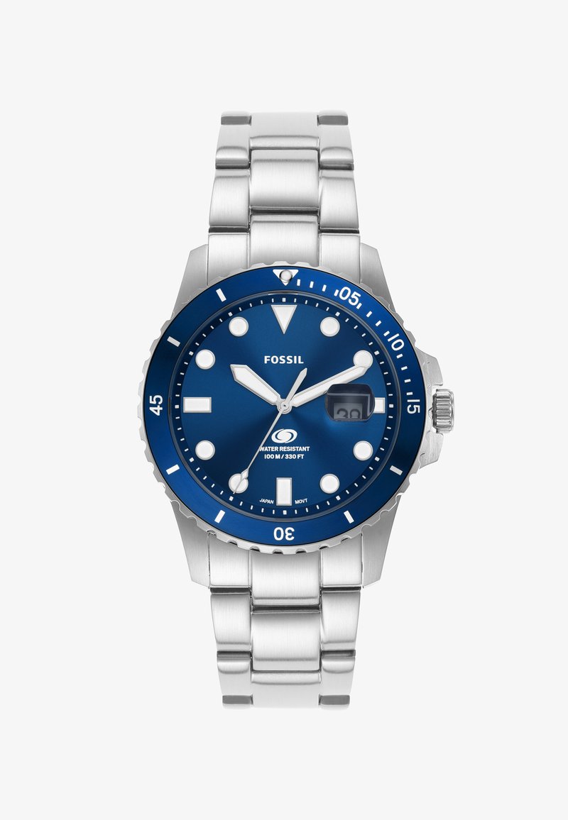 Montre Fossil avec un cadran bleu, un bracelet en acier inoxydable argenté, de grands index horaires et une fenêtre de date. Étanche jusqu'à 100 mètres.