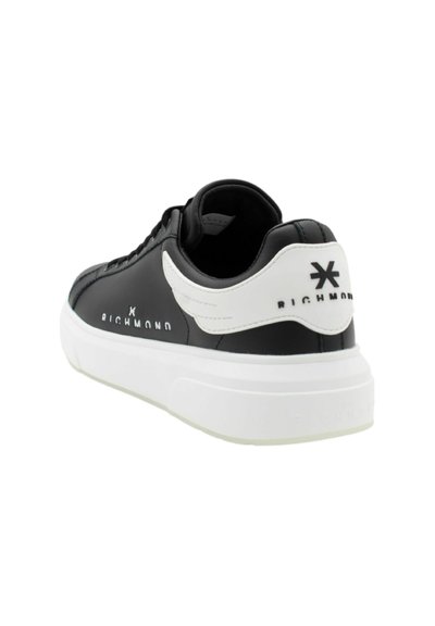 Sneaker in pelle nera con accenti bianchi, dotata di un collare imbottito, suola testurizzata e logo stampato sul lato e sul tallone.