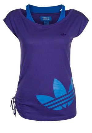 Paarse Adidas T-shirt met blauw trefoil-logo aan de voorkant, samengebonden zijkantstrik en een blauwe tanktop eronder.