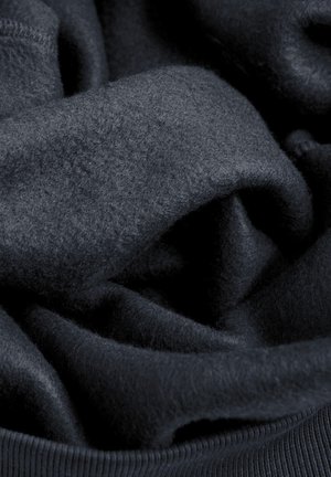 Marine blauwe, zachte stof met een gestructureerde afwerking en subtiele glans, featuring gekreukte, gelaagde plooien en een ribbelrand.