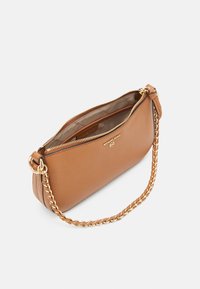 Brązowa skórzana torba na ramię z złotym łańcuchem, zamek błyskawiczny oraz logo Michael Kors po boku. Teksturowana powierzchnia i elegancki design.