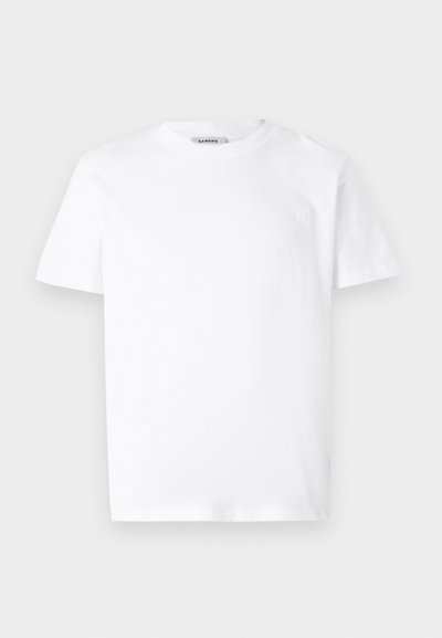 Tricou alb din bumbac cu guler rotund și mâneci scurte. Prezintă un mic logo embosat pe partea stângă a pieptului. Textură netedă.