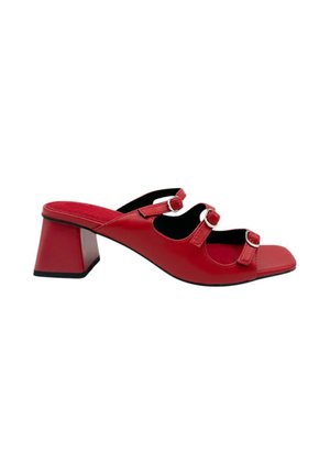 Mules de charol rojo con punta abierta, diseño de tres correas con hebillas redondas y un tacón cuadrado tipo bloque.