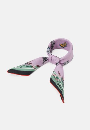 Écharpe en soie lavande avec motifs de papillons et floraux, accents verts et noirs, nouée en boucle avec des extrémités pointues.