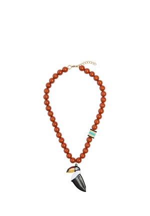 Naszyjnik z okrągłymi pomarańczowymi koralikami, sekcja małych turkusowych i czarnych koralików oraz zawieszka w kształcie tukana w czarnym, białym i pomarańczowym kolorze.
