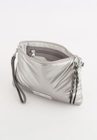 Srebrna torebka kopertówka z wyściełanym wnętrzem, z zamknięciem na zamek błyskawiczny, kieszonką wewnętrzną oraz kolorowym plecionym akcentem. Posiada pasek na nadgarstek dla wygody noszenia.