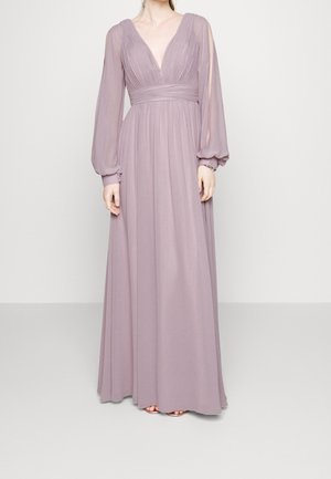 Langes, lavendelfarbenes Kleid mit tiefem V-Ausschnitt, plissiertem Oberteil und transparenten langen Ärmeln, mit fließendem Rock und geraffter Taille. Glatte Textur.