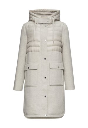 Manteau beige avec un devant matelassé et un matériau en polaire, doté d'une capuche, de boutons-pression, de deux poches avant et d'une coupe droite.