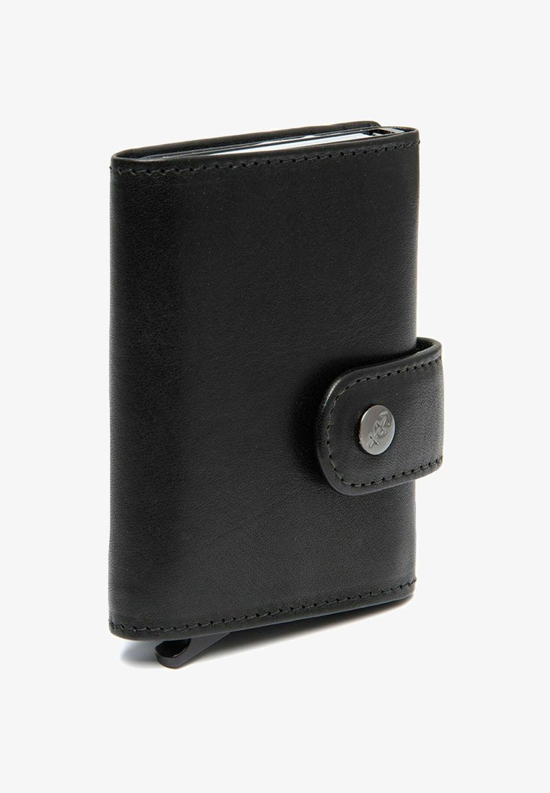 Portafoglio in pelle nera con una texture liscia, forma rettangolare e chiusura a bottone a pressione. Presenta un dettaglio di cucitura visibile lungo i bordi.
