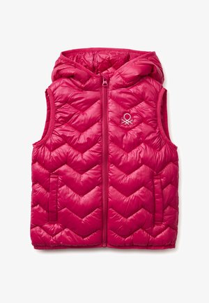 Różowa pikowana kamizelka bez rękawów z kapturem, zamkiem z przodu, bocznymi kieszeniami i małym haftowanym logo na lewej piersi.