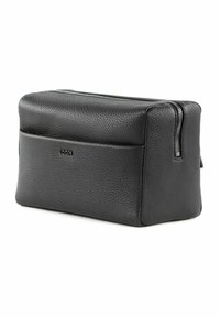 Czarna skórzana kosmetyczka o teksturowanej powierzchni, prostokątnym kształcie, zamknięciu na zamek u góry oraz wytłoczonym logo z przodu. Kompaktowy i uporządkowany design.