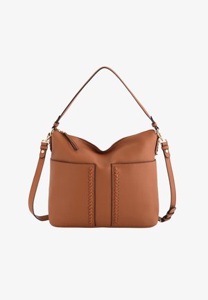 Bolso de cuero marrón con un detalle trenzado en el frente, correa ajustable y parte superior redondeada. Textura suave con un ligero brillo.