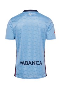 Lichtblauw sportshirt met een gestructureerd patroon, marineblauwe kraag en rode accenten. Kenmerkt de tekst \