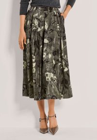 Bloemige geplooide rok in tinten groen en grijs, met een tailleband en zijzakken, gemaakt van een gestructureerde stof.