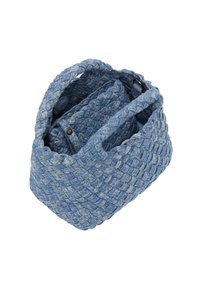 Vævet stof håndtaske i nuancer af blå, med et struktureret design, to håndtag og et rummeligt indre med knaplukninger.