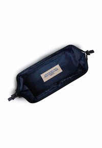 Custodia blu navy con zip, esterno liscio, fodera in tessuto e un'etichetta con testo. Interno dotato di tasche elastiche per l'organizzazione.
