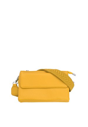 Borsa a tracolla in pelle gialla con patta frontale e tracolla larga e testurizzata, ferrature in metallo e chiusura con cerniera in alto.
