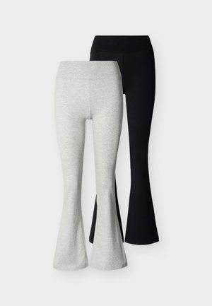 To par vide leggings med utsving, ett lysegrått og ett svart, vist på en enkel hvit bakgrunn.