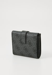Portefeuille noir texturé en matériau synthétique, arborant un motif de logo, un design pliable et une fermeture à bouton-pression sécurisée.
