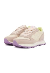 Zapatillas rosa claro con parte superior de ante y malla, con un logo blanco, un forro verde pálido y una suela morada con patrón de tracción.