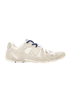 Niski beżowo-biały sneaker z panelami z siatki, zamszowymi nakładkami, niebiesko-białymi sznurowadłami i teksturowaną gumową podeszwą.