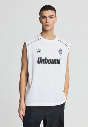 Maglietta bianca senza maniche con testo grafico nero "Unbound" e dettagli del logo, con una vestibilità rilassata e sottili accenti di cucitura.