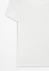 Effen wit katoenen T-shirt met korte mouwen en een ronde halslijn, weergegeven vanuit de voorkant tegen een witte achtergrond.