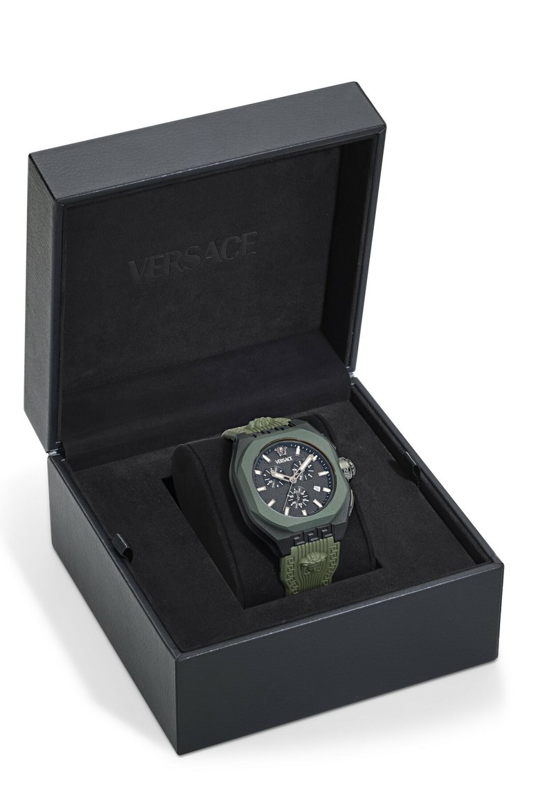 Grüner Gummiremen-Uhr mit achteckiger schwarzer Lünette, schwarzem Zifferblatt und silbernen Akzenten, präsentiert in einer schwarzen strukturierten Box. Versace-Logo innen.
