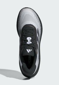 Schwarzer und grauer Sportschuh mit einem Mesh-Obermaterial, gepolstertem Kragen und strukturiertem Sohlen; verfügt über drei schwarze Streifen und ein Logo auf der Zunge.