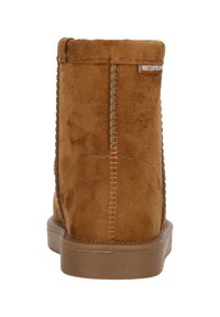 Bottines en daim imperméables marron avec une semelle en caoutchouc plate, présentant des coutures décoratives et une texture lisse.