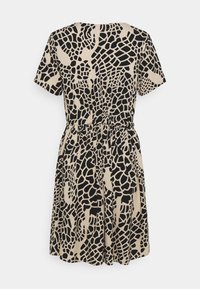 Valkoinentakkinen mekko, jossa on musta abstrakti kuvio, joustava vyötärö ja valuva hame. Pinnan tekstuuri, rento muotoilu.