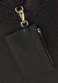 Tommy Hilfiger DISTINCT SATCHEL MONO SET - Ručna torba - black