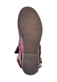 Bota de cuero burdeos con suela de goma marrón texturizada. Cuenta con un cierre lateral y una correa ajustable para un ajuste seguro. Talla 37.