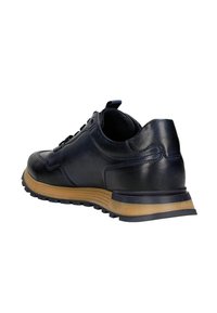 Námořnické kožené tenisky s hladkým povrchem, kulatou špičkou a gumovou podrážkou. Mají tónové švy a texturovanou, lehkou podrážku.