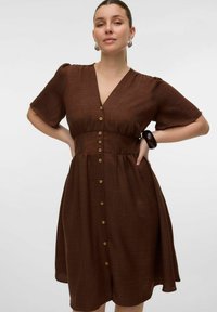 Vero Moda Curve VMCMELANEY MIDI - Srajčna obleka - chocolate torte