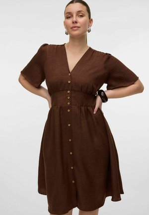 Vero Moda Curve VMCMELANEY MIDI - Skjortekjole - chocolate torte
