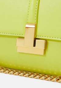 ALDO AVERIL - Rokassoma - lime green