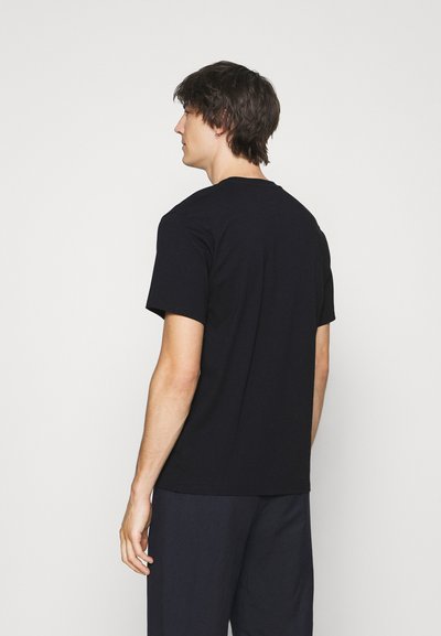 Svart t-skjorte med korte ermer og rund hals, laget av myk stoff, med et enkelt design og avslappet passform. Bakvisning vist.