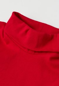 Roter Rollkragenpullover aus glattem Stoff, mit einem hohen, umgeschlagenen Kragen und einer figurschmeichelnden Passform.