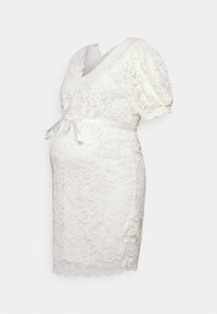 Čipkast nosečnosti oblečen v beli barvi z zavitim dizajnom, kratkimi napihnjenimi rokavi in satenskim pasom. Zareza na robu in cvetlični vzorci po celotni obleki.