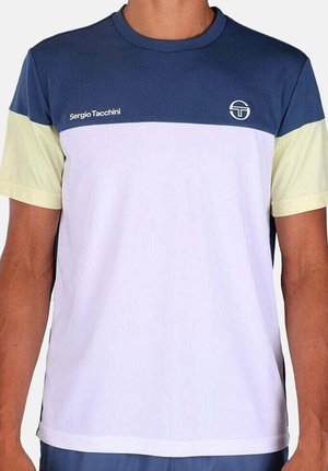 Uomo che indossa una maglietta a maniche corte a blocchi di colore con sezioni blu navy, bianche e giallo chiaro e logo Sergio Tacchini sul petto.