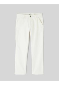 Pantalons en coton blanc au design à jambes droites, avec deux poches avant et une fermeture à bouton, présentant une texture de tissu subtile.