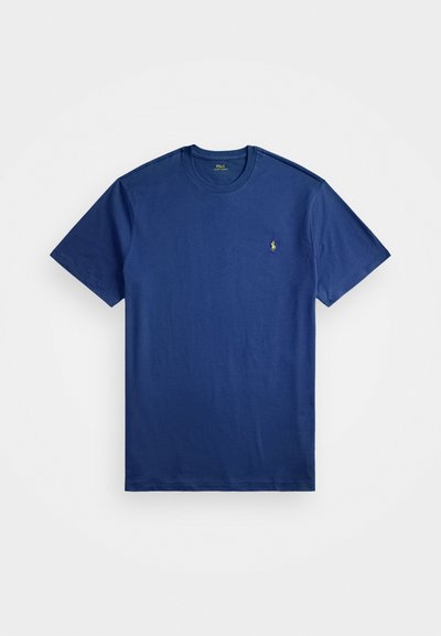 Tricou din bumbac albastru marin, cu guler clasic rotund, mâneci scurte și un mic logo brodat pe pieptul stâng. Textură netedă.