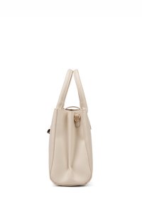 Borsa a mano in pelle beige con forma strutturata, doppio manico superiore e accentuazione decorativa in oro. Texture liscia e design minimalista.