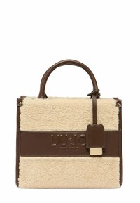 Sac à main en cuir marron avec des accents en shearling crème, forme rectangulaire, anses supérieures, logo embossé et détail d'étiquette amovible.