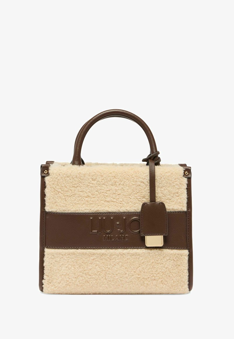 Sac à main en cuir marron avec des accents en shearling crème, forme rectangulaire, anses supérieures, logo embossé et détail d'étiquette amovible.