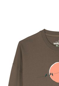 Bruine sweatshirt met een ronde koraalkleurige afbeelding van twee vogels op een draad. Geribbelde hals, ontspannen pasvorm, zachte katoenen textuur.