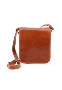 Borsa a tracolla in pelle marrone con una texture liscia, forma rettangolare e tracolla regolabile. Presenta cuciture in contrasto e una chiusura a patta.