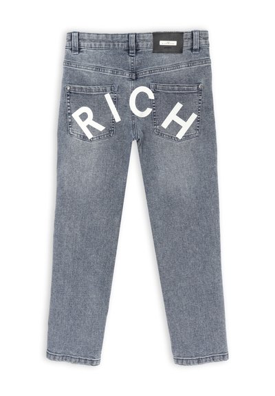 Jeans in denim di un azzurro chiaro con vestibilità dritta, caratterizzati da grandi lettere bianche che scrivono "RICH" sulle tasche posteriori.