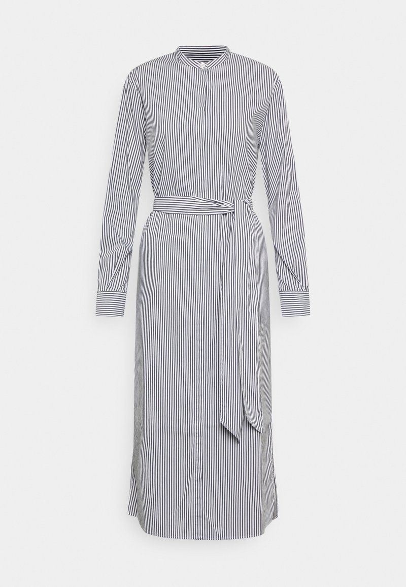 Pruhované midi šaty v námořnické modři a bílé, s dlouhými rukávy, kulatým výstřihem, páskem v pase, bočními rozparky, vyrobené z lehkého materiálu.